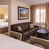 Отель Candlewood Suites Topeka West, an IHG Hotel, фото 6