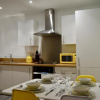 Отель Sleeps 5 with 2 bedrooms and sofabed, perfect for work or leisure, stylish spacious city centre apar, фото 9