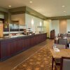 Отель Hilton Winnipeg Airport Suites в Виннипеге