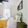 Отель Remodeled 1920s Bungalow & Retro Casita, фото 10