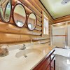 Отель Beautiful Log House: Large Deck & Private Hot Tub 3 Bedroom Home, фото 8