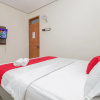 Отель RedDoorz @ WR. Supratman Batu, фото 6
