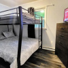 Отель Frolic on Fern by Avantstay Enclosed Deck w/ Forest Views, Bar, фото 9