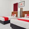 Отель Penginapan Eby by OYO Rooms, фото 5