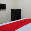 Отель RedDoorz near GOR Wisanggeni, фото 1