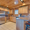 Отель Misty Mountain Hideaway, 3 Bedrooms, Sleeps 10, Pool Access, WiFi, фото 8
