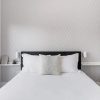 Отель Discover Little Italy From a Bright Apartment, фото 6