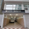Отель White House By OYO Rooms, фото 2