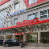 Отель RedDoorz Plus @ Cemara Asri Medan, фото 31