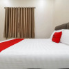 Отель RedDoorz Plus near Dharmawangsa, фото 8