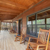 Отель Creekside Manor Too 2 Bedroom Cabin by Redawning, фото 8