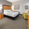 Отель La Quinta Inn & Suites by Wyndham Dallas - Addison Galleria, фото 2