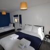 Отель Wisteria Tree - 2 Bed House - Stayseekers, фото 2