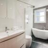 Отель Modern Family Home in London Close to Amenities and Train, фото 4