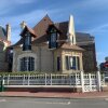 Отель CMG - Magnifique maison de ville - Deauville - 350m plage в Довиле