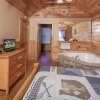 Отель Bear Hugs - Great Cabin! 2 Bedroom Cabin by RedAwning, фото 5