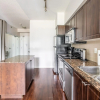 Отель Modern Bright 1Br+Den Unit Downtown, фото 35