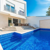Отель Villa Ema With Pool, фото 1