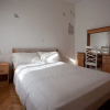 Отель Modern apt With Large Garden & Parking in Center, фото 4
