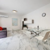 Отель Deluxe Apartment Steps to St George s Bay, фото 5