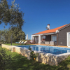 Отель Villa with Swimming Pool, Volleyball Court & Hot Tub, near Rovinj, фото 1
