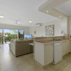 Отель Charming Noosa Heads Apartment; Laguna Bay Views - Unit 6 Taralla 18 Edgar Bennett Avenue, фото 4