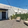 Отель Stellar By Avantstay Modern Artist's Loft in Old Town w/ Patio, фото 11