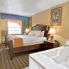 Отель Howard Johnson Express Inn And Suites Lakes Front, фото 13