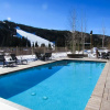 Отель Red Hawk Townhomes by Summit County Mountain Retreats, фото 17