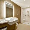 Отель SpringHill Suites Cincinnati Blue Ash, фото 9