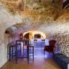 Отель Immaculate 6 Bed House With Unique Cellar Bar, фото 1