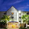Отель Candlewood Suites Fort Myers Sanibel Gateway, an IHG Hotel в Форт-Майерсе - пляже