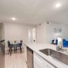 Отель Stylish 2BR Near UT Hyde Park Evonify, фото 5