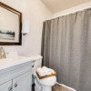 Отель 4 Queen Beds High Speed Wifi Private Parking, фото 9
