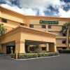 Отель La Quinta Inn Suites Miami Airport East в Майами-Спрингсе