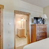 Отель Cosmopolitan Decor + Spacious 3br In Downtown Breck Sleeps 8 3 Bedroom Townhouse by RedAwning, фото 10