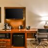 Отель Comfort Suites Downtown Windsor, фото 5