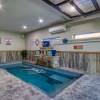 Отель Ern822 - Smoky Oasis - Great Location, Private Indoor Heated Pool! 3 Bedroom Cabin by RedAwning, фото 17