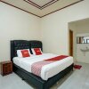 Отель OYO 92464 Efniati Homestay Syariah, фото 11