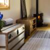 Отель Laurel Lodge - 2 Bedroom Log Cabin - St Florence - Tenby, фото 15