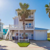 Отель Mermaids Lair - Large 4BR House - Steps From Beach, фото 1