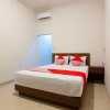 Отель OYO 2421 Joglo Guest House Syariah, фото 2