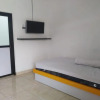 Отель OYO 90699 Yellow White Guesthouse Palu, фото 4