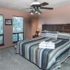 Отель 2 Sisters Mountain Home, 3 Bedrooms, Sleeps 10, View, Game Room, Hot Tub, фото 4