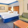Отель La Quinta Inn & Suites Shawnee, фото 11