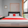 Отель RedDoorz near Manggarai Station 2, фото 6