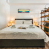 Отель Sanders Home Suites - Inviting Downtown Studio, фото 17
