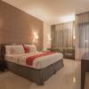 Отель RedDoorz Premium near Paris Van Java Mall, фото 25