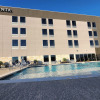 Отель La Quinta Inn & Suites by Wyndham Del Rio, фото 1