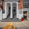 Отель New Grade 2 Historic Flat in the Heart of Chester, фото 1